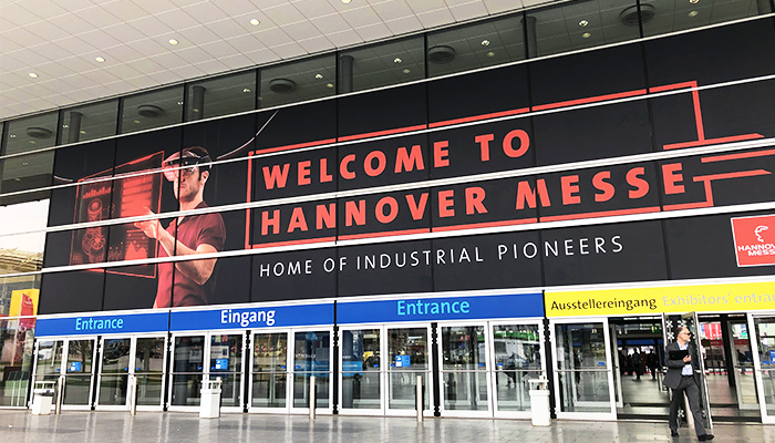 Eingang der HANNOVER MESSE mit Banner "Welcome to Hannover Messe"
