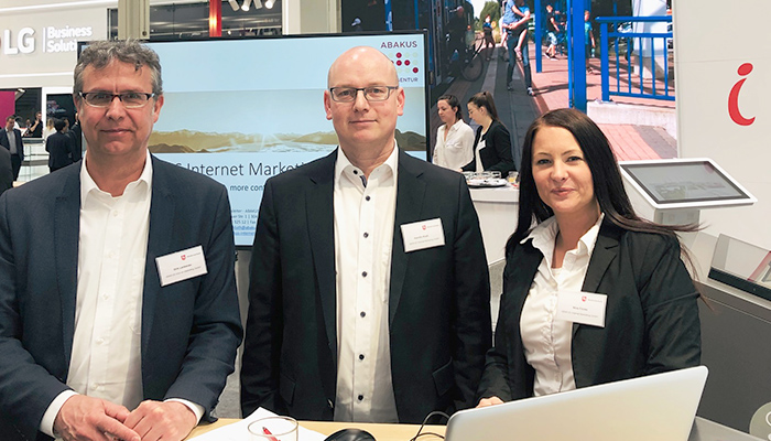 Das Messestand- und Organisations-Team von ABAKUS zeigt Dirk Lankenau, Kamillo Kluth und Nina Fricke