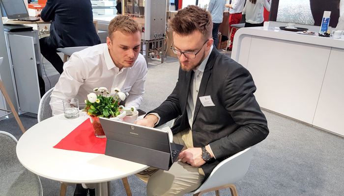 ABAKUS Kollegen Florian Haidukiewicz und Phillip Hauschild beim Austausch am Messestand rund um SEO und andere Themen 