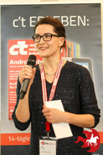 Anna Pianka von ABAKUS mit Mikrofon vor einem Banner auf dem Hannover Barcamp 2018