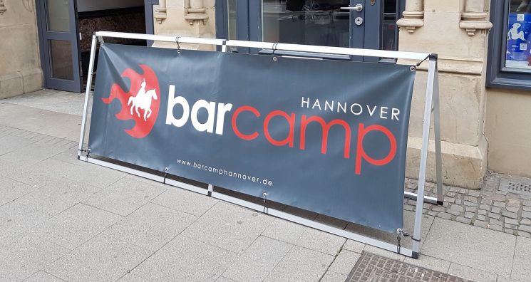 Schild des Barcamp Hannover 2019 vor dem Eingang des Veranstaltungsortes